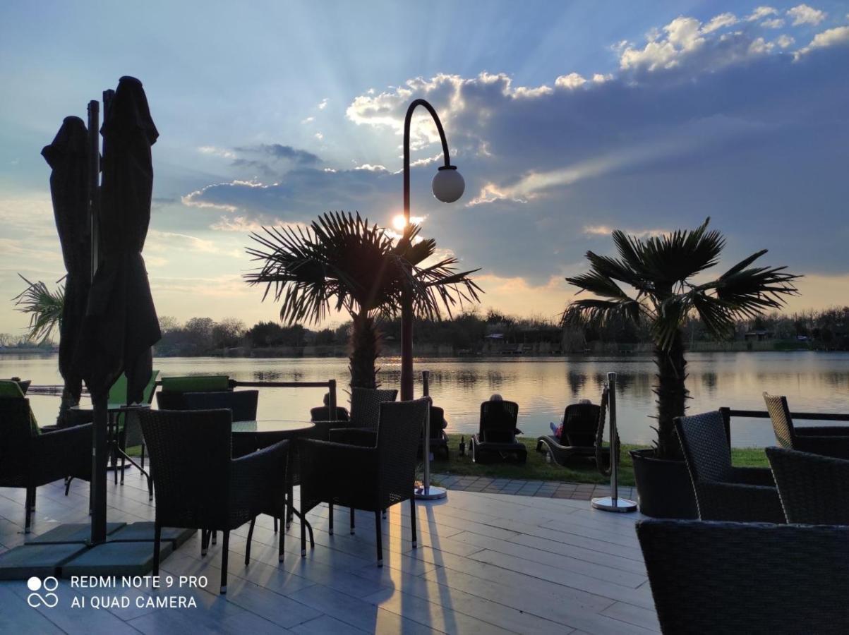 Waterfront Lodge Дунапатай Экстерьер фото
